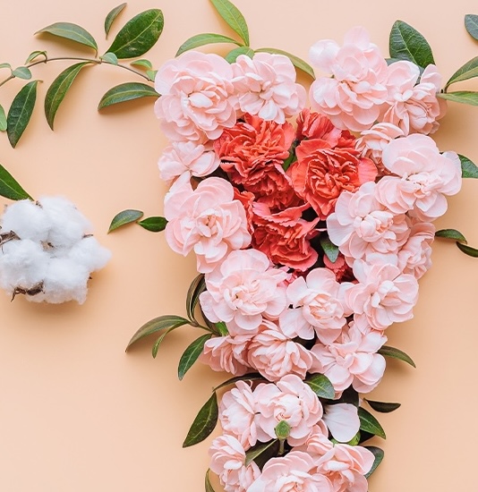 composizione di fiori a forma di utero