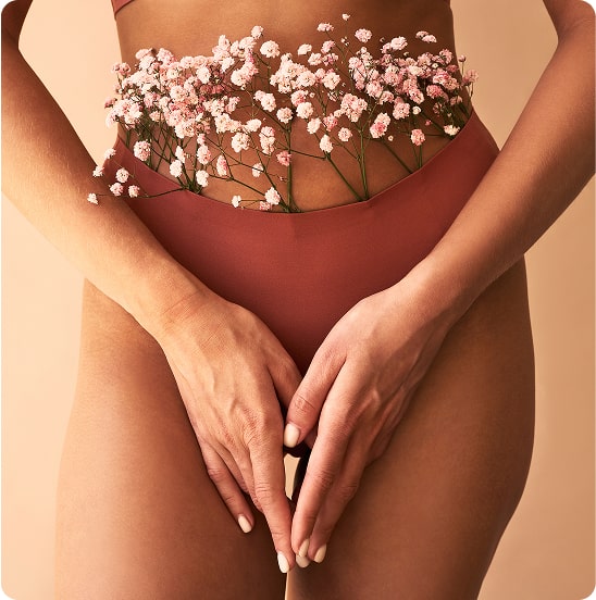 Corpo femminile con fiori bianchi