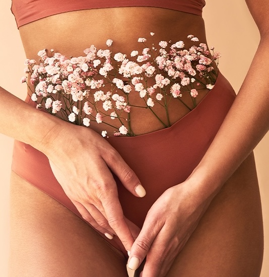donna con slip e fiori bianchi