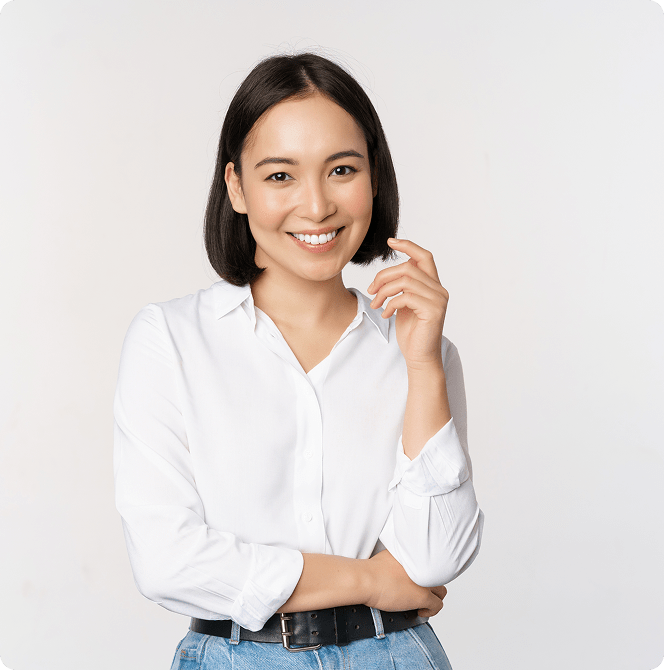 donna sorridente in camicia