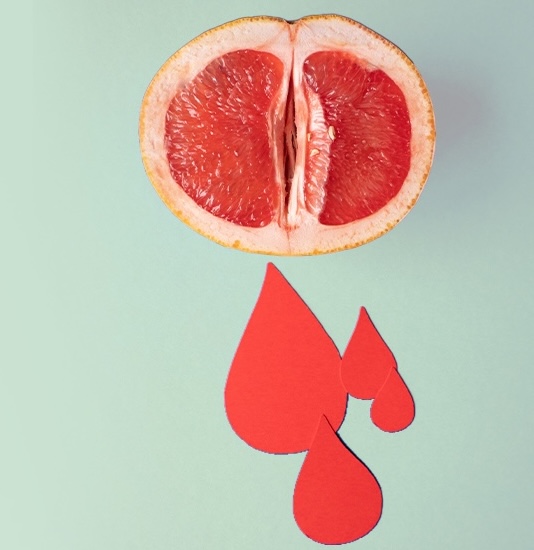 pompelmo aperto con gocce di sangue