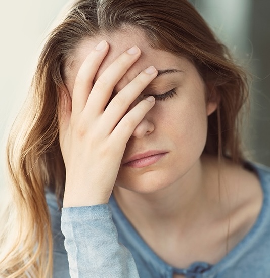 ragazza stanca e anemica